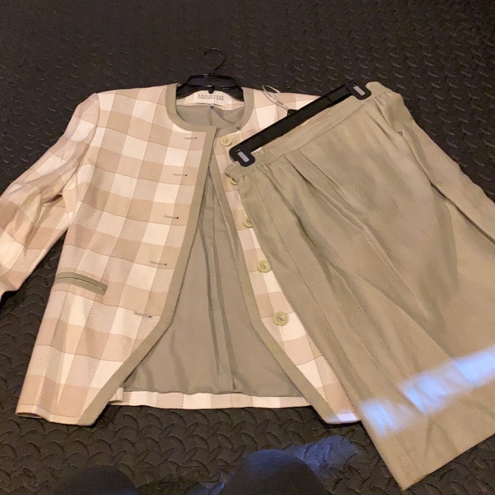 Skirt suit